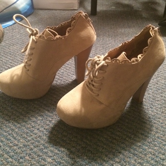 TAN PUMP BOOTIES WITH WOODEN HEEL - Picture 2 of 3