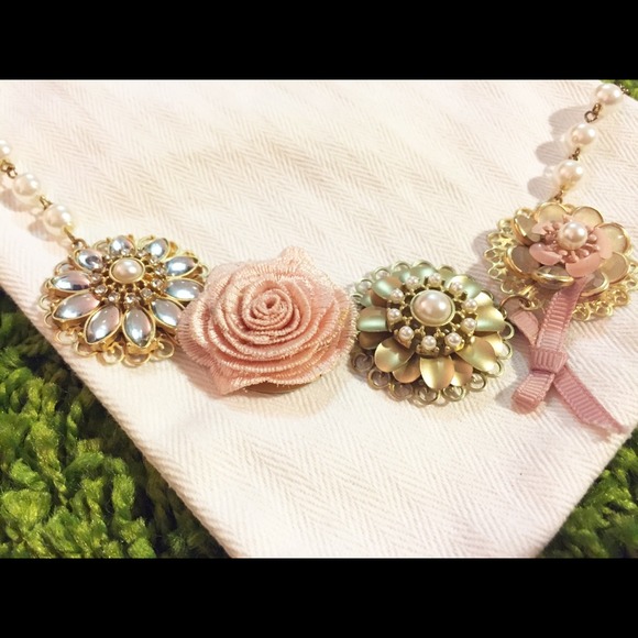 Francesca's collection- flower necklace