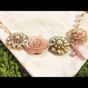 Francesca's collection- flower necklace