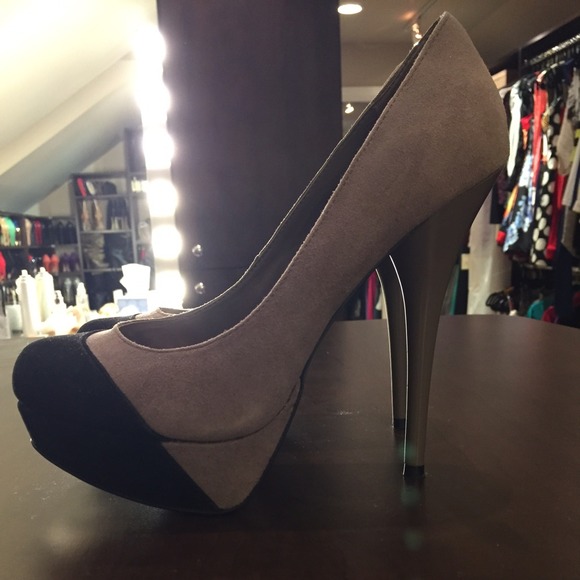 Steve Madden black and grey suede pump