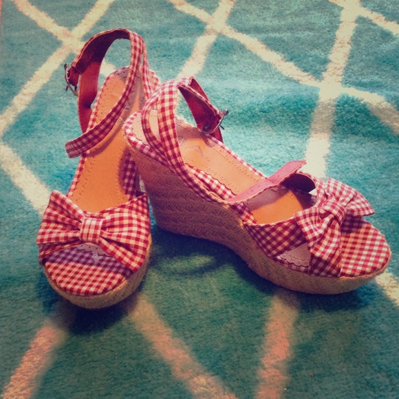 Cute red plaid wedges !
