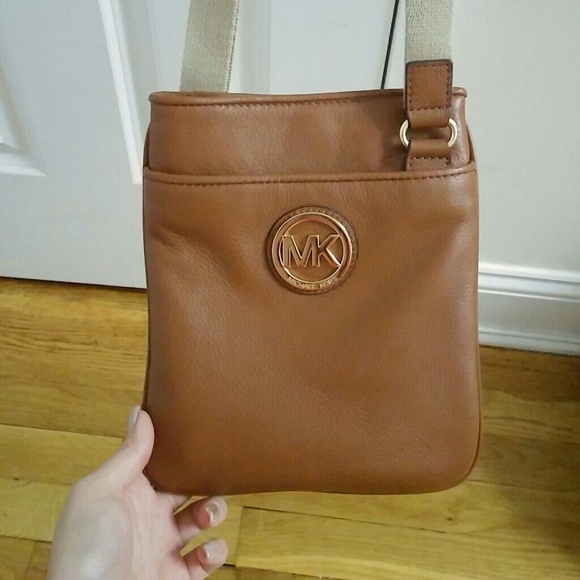 Michael kors Brown messenger mint condition - Picture 2 of 3