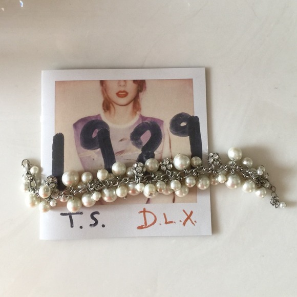 Pearl and Rhinestone Bracelet - Picture 3 of 4