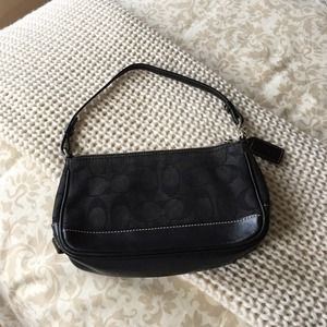 Coach over the shoulder baguette .