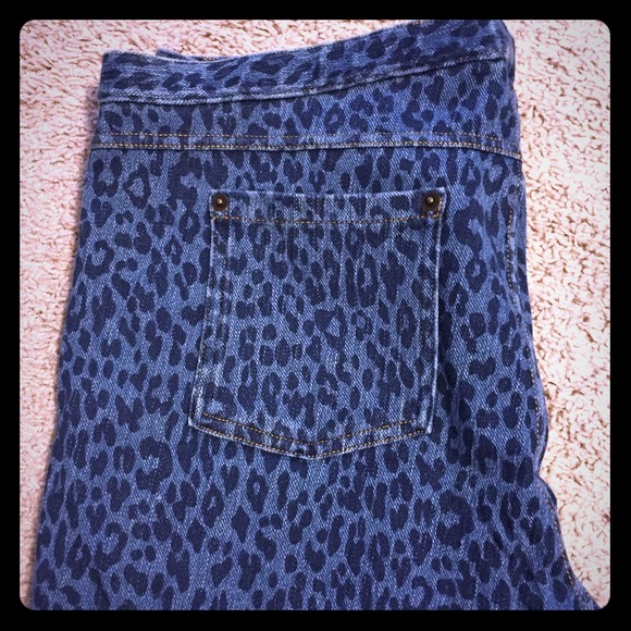 NWOT! Leopard print Capri denim stretch - Picture 1 of 2