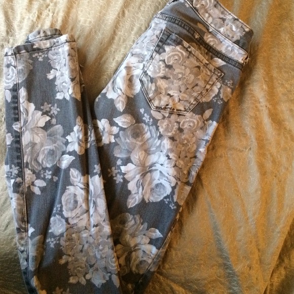 Gray Floral Skinnies!