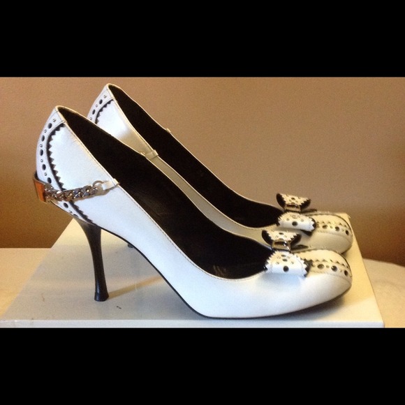 Dior round D'Trick pump size 9***sold on Tradesy** - Picture 2 of 4