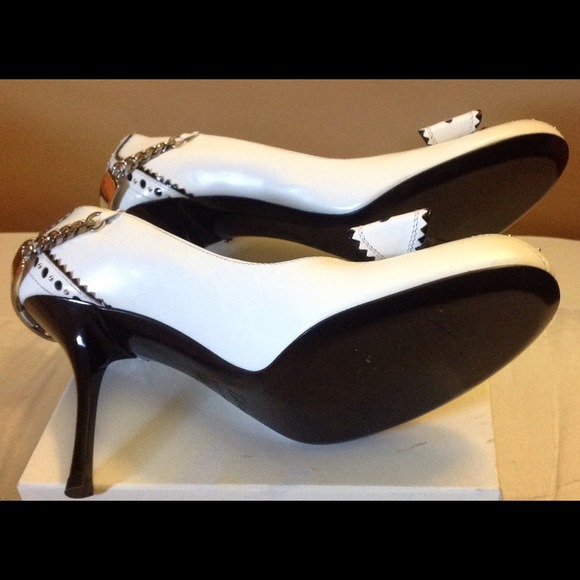 Dior round D'Trick pump size 9***sold on Tradesy** - Picture 4 of 4