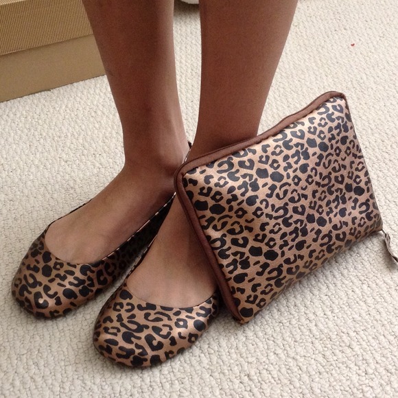 House/ shower shoes with matching shoe bag.