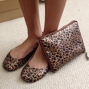 House/ shower shoes with matching shoe bag.