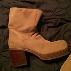 Suede sketchers boots