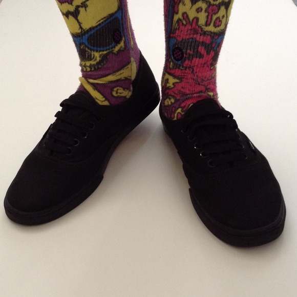 Black womens vans.