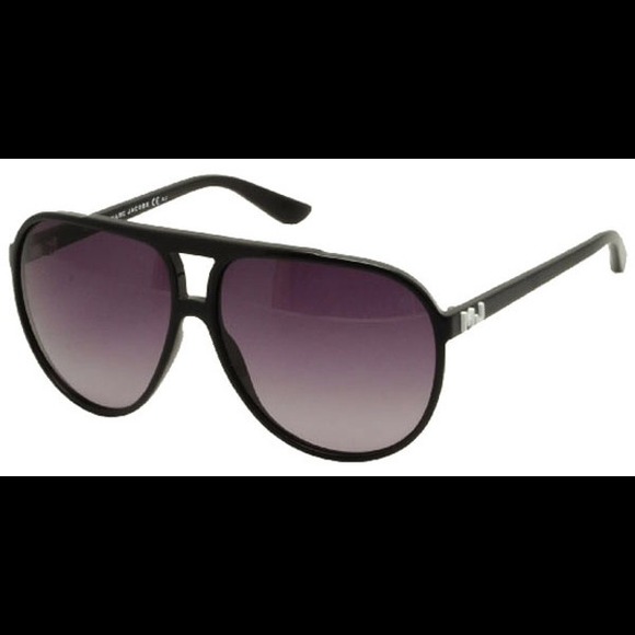 Marc by Marc Jacobs stylish black sunglasses!