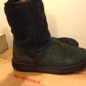 Short black classic uggs