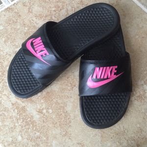 ladies pink nike sliders