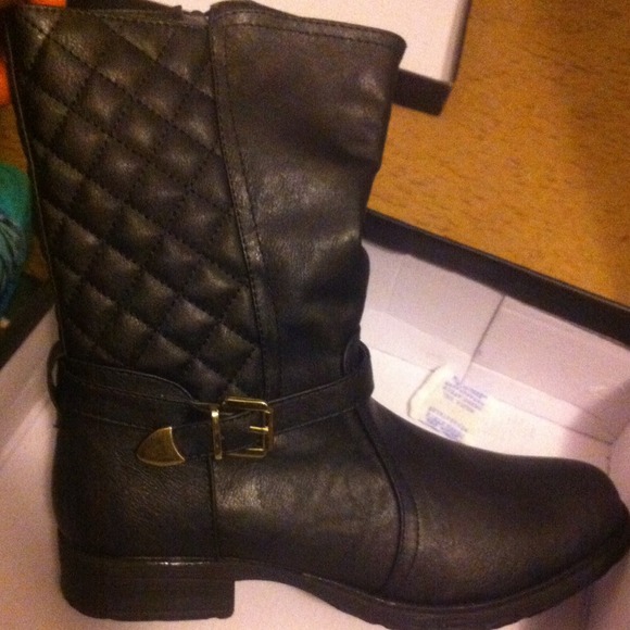 BRAND NEW Black quilted mid calf boot - Picture 2 of 4