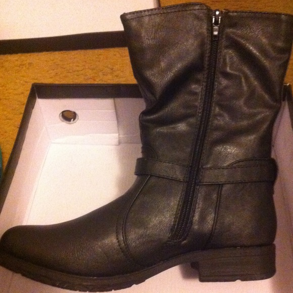 BRAND NEW Black quilted mid calf boot - Picture 3 of 4