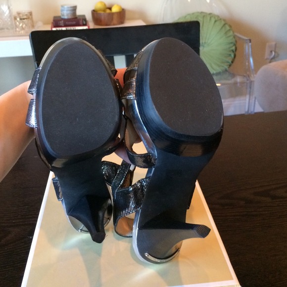 Michael Kors Metallic Niki CrossStrap Sandals Sz 7 - Picture 3 of 4