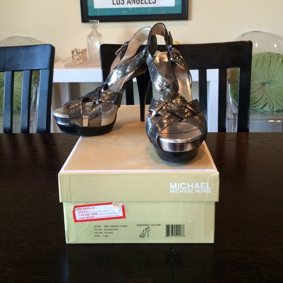Michael Kors Metallic Niki CrossStrap Sandals Sz 7 - Picture 4 of 4