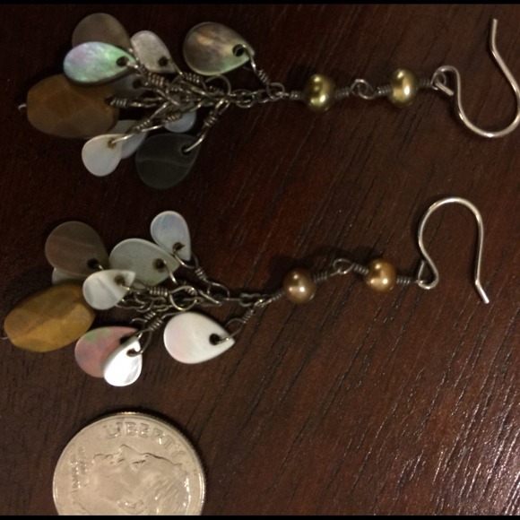 Shell dangle earrings - Picture 2 of 3