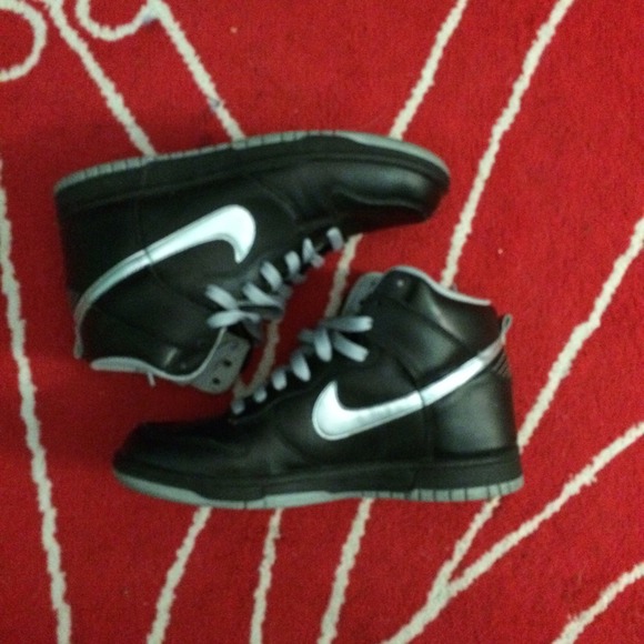 Black/ silver hightop nike