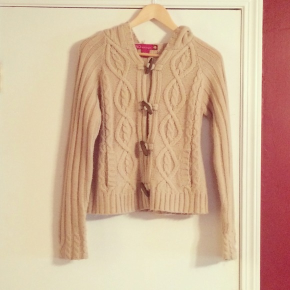 CREAM HOODED SWEATER WITH TOGGLES