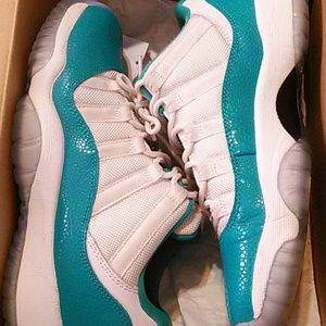 Aqua low 11s