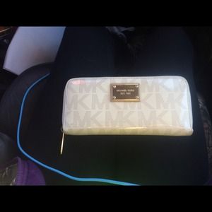 Michael Kos cream wallet