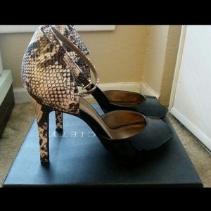 Sole Society black patent/snakeskin pump