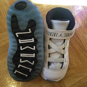 Jordan 11s Columbia size 8c