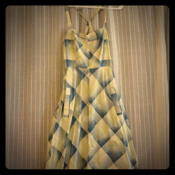 Cute vintage dress. Has pockets. X strap on back.