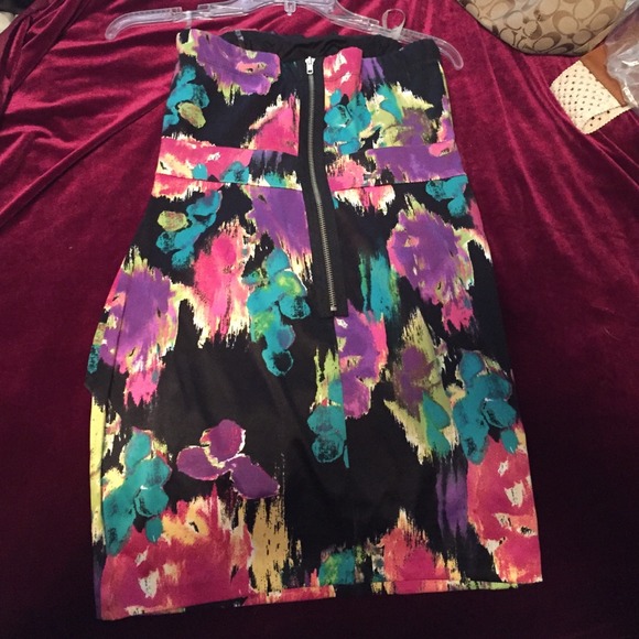 Body Hugging Beauty amid Bold & Stunning Flowers - Picture 3 of 5