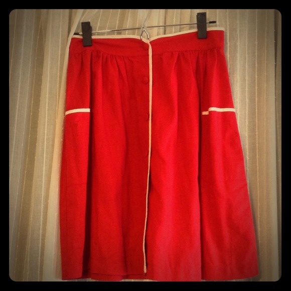 Vintage skirt. Front pockets. Buttons up.