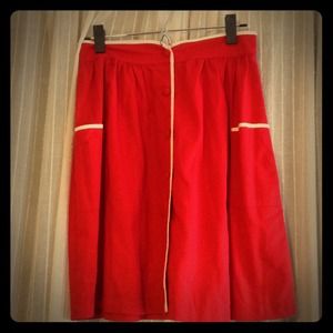 Vintage skirt. Front pockets. Buttons up.