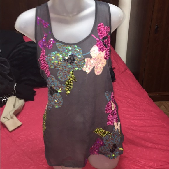 🚫SOLD🚫Pretty sequin flower top size medium
