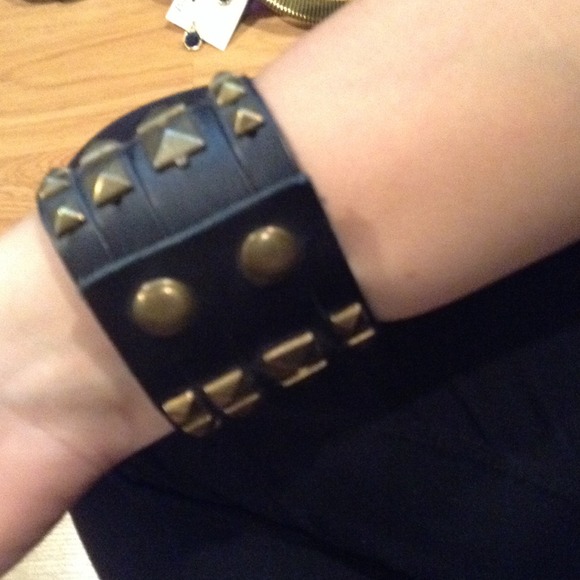 Leather and grommet bracelet - Picture 2 of 3