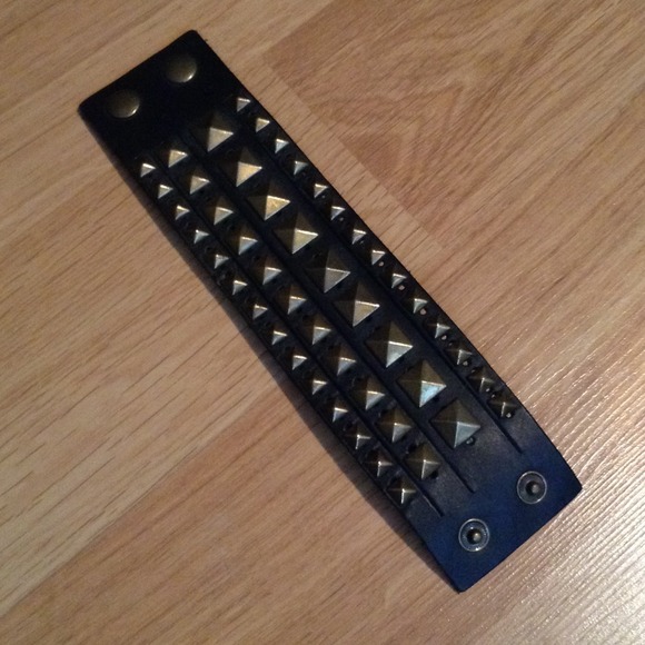 Leather and grommet bracelet - Picture 3 of 3
