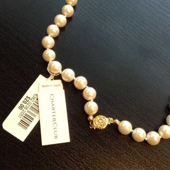 Faux pearl necklace - Picture 2 of 3