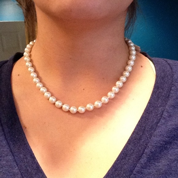 Faux pearl necklace - Picture 3 of 3