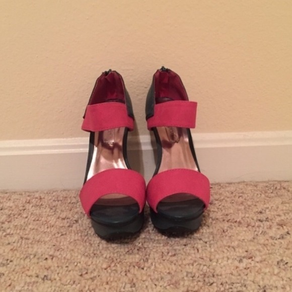 Marie Claire Heels - Picture 1 of 4
