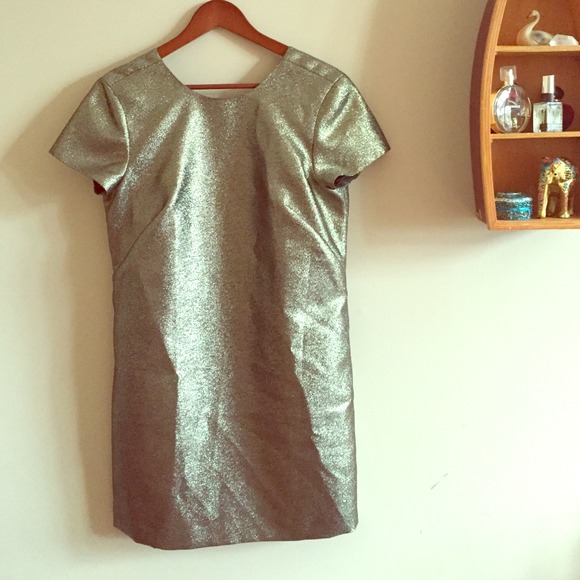gold shift dress 🌟