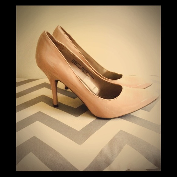 Nude Pumps
