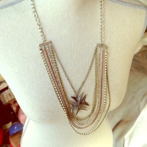 Varying gold chains with star pendant