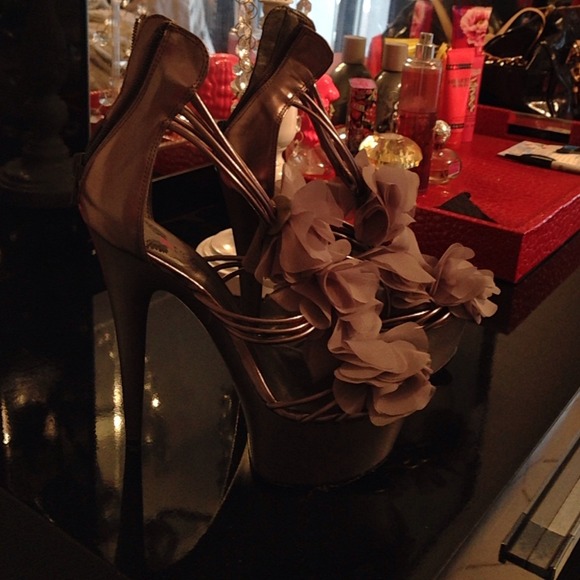 Silver pumps