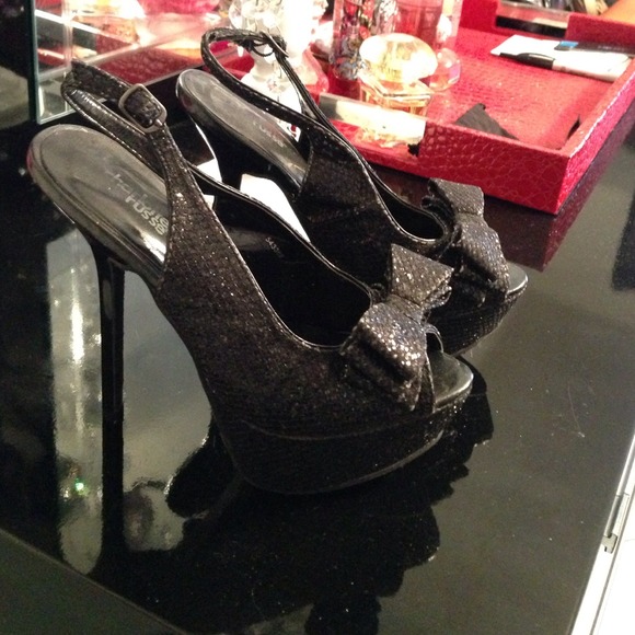 Black glittery pumps