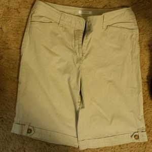 Cute shorts with buttons on the cuff