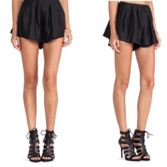 Pants - HP! 🎉NWT Black Pleated Short