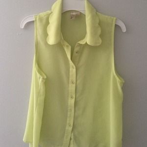 No sleeve collared top