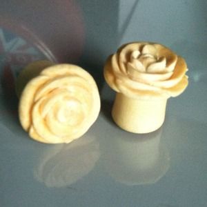 Crocodile Wood Rose 1/2in. Plugs