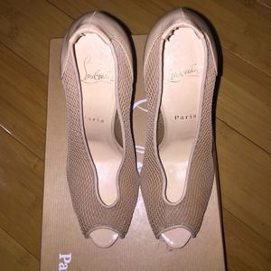 Fetilo fishnet Loub. Runs small like a 6.5